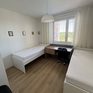 Posteľ v izbe v zrekonštruovanom byte – Mozartova 11, Trnava | Skvelá lokalita pri MTF STU