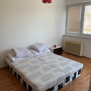 Ponúkam na prenájom dve samostatné izby v rodinnom dome