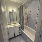 Posteľ v izbe v zrekonštruovanom byte – Mozartova 11, Trnava | Skvelá lokalita pri MTF STU