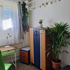 Samostatnú nepriechodnú slnečnú izbu.