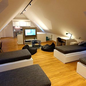 Amnis Student House_Podkrovný Byt 80m2 pre 4 študentky v Centre Trnavy_100m od TRUNI